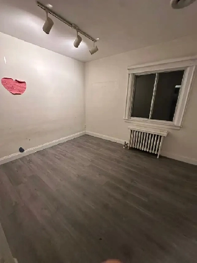 ROOM FOR RENT MIDTOWN TORONTO AVAILABLE JUNE 1