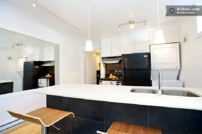 Pretty 1 bedroom apartment one block from Jean Talon market