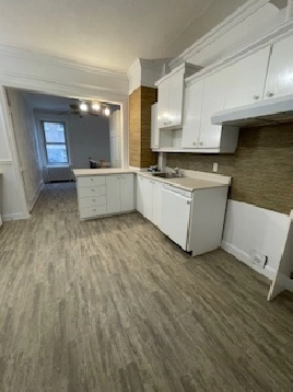 Très grand 7 1/2 2 salles de bains, 4 chambres, 2 salons, PROPRE