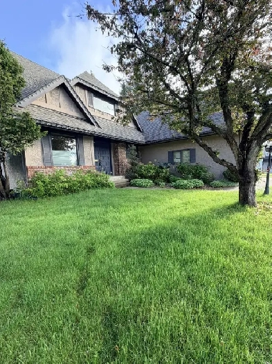 Unfurnished, 3 bed, 2.5 bath Top Floor Suite in House
