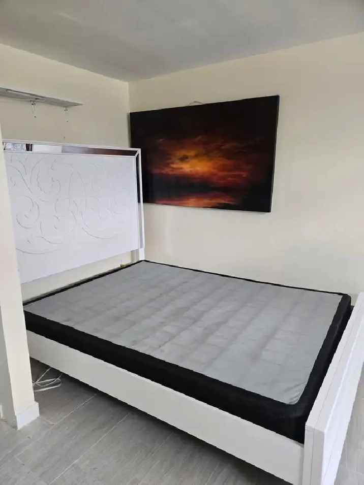 LARGE CLEAN ROOM FOR RENT