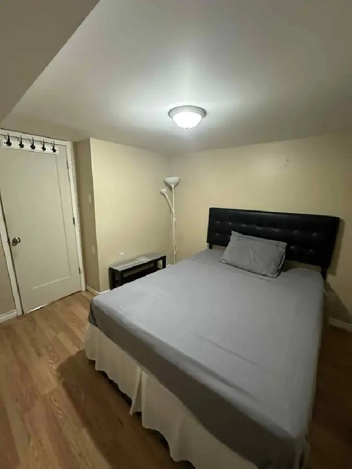 Brampton Private Quite,room For female,in a basement