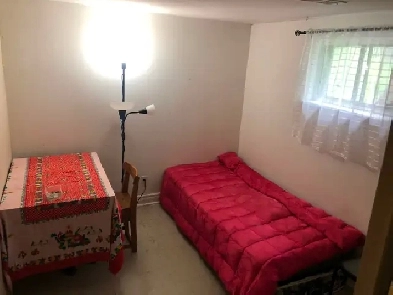VERY BRIGHT ROOM BASEM-1min TO PLAZA STEELES/BATHURST NEAR BUS