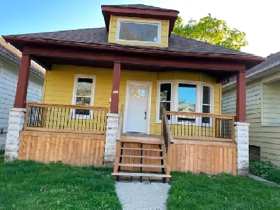 2 bedrooms, 1 bath lower unit utility included, Ready to Mov...