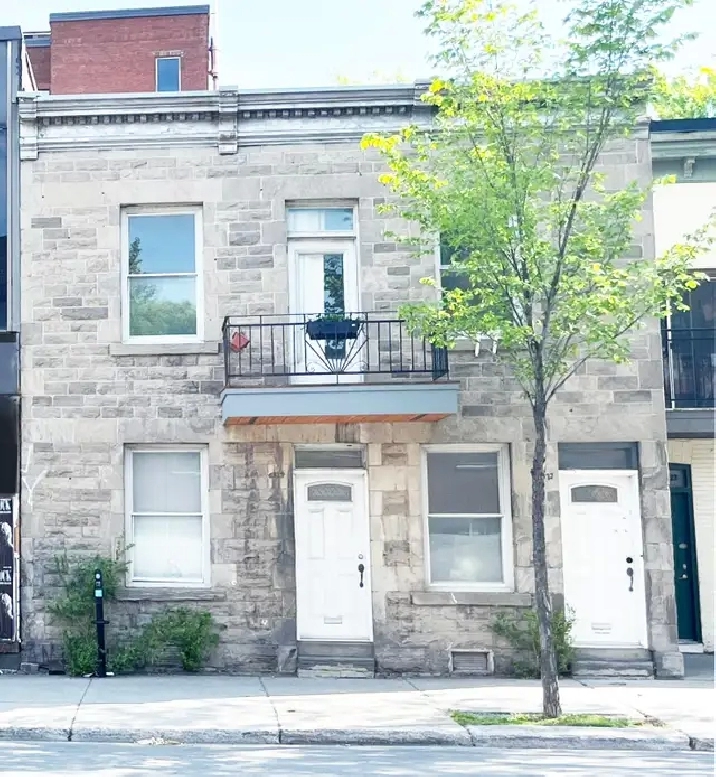 6 1/2 Apartment for rent in Little Italy!