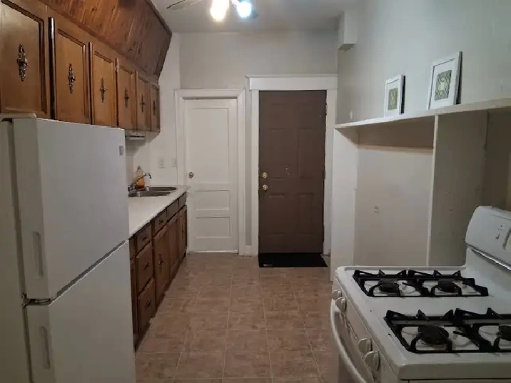 (DOWNTOWN) Spac 2-Bedrooms Apartment, Furnished! MOVE-IN READY!