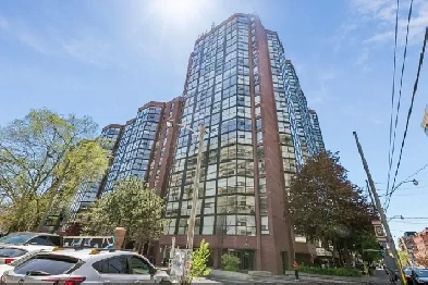 Bright 1 1 Bed Condo | King West | 746 sqft | $489,000