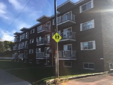 3 1/2 à Ste-Foy  1er étage Emplacement de choix pour JUILLET