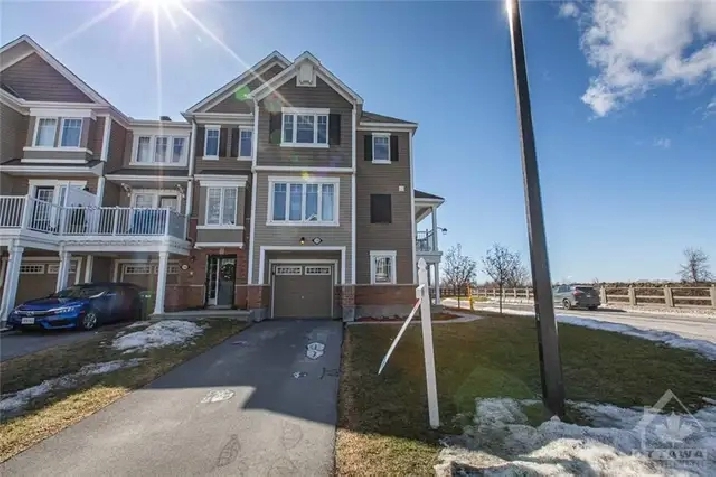 Barrhaven 2BDR, 2.5 Bath Townhouse in Half Moon Bay, July 1st