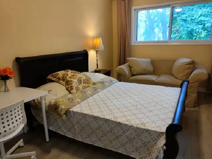 Bright, cozy and quiet private room available