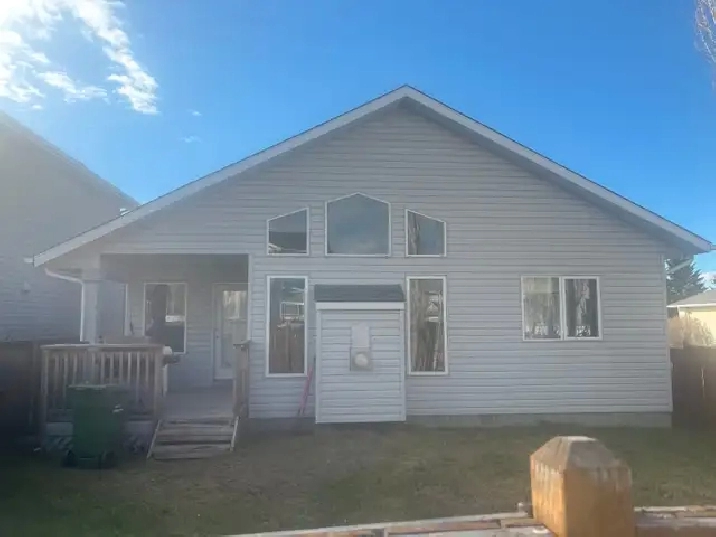 Room for rent in lovely home in Tuscany NW Calgary, Private