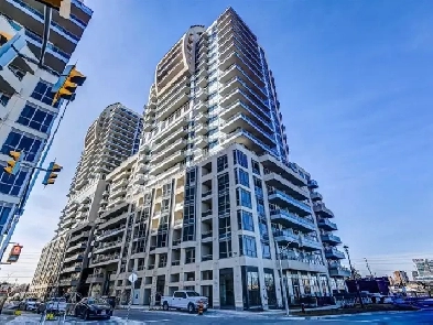 RENOVATED 1   DEN CONDO W/ PARKING & LOCKER PRIME RICHMOND HILL
