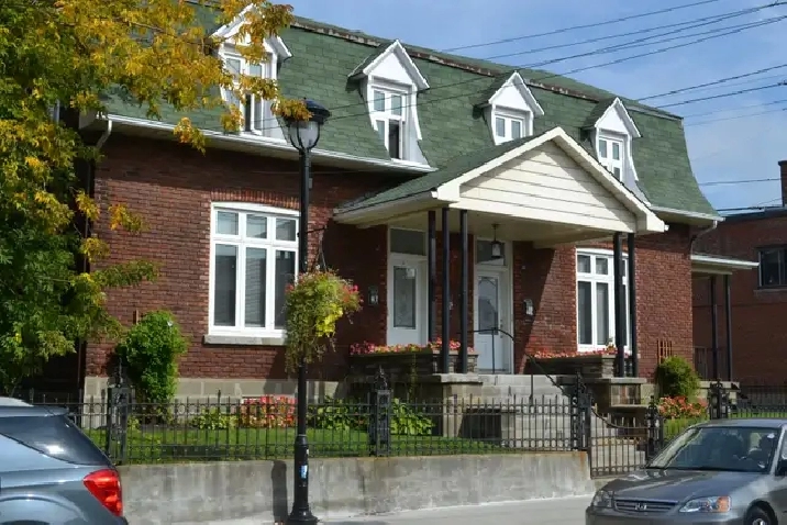 TRÈS GRAND ET LUXEUEUX 7½ À STE-ANNE-DE-BELLEVUE