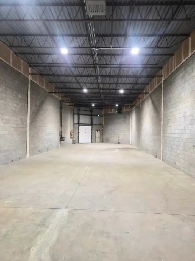 NOUVEAU: BEAU 3,700 PIEDS À LOUER AVEC DOCK, LACHINE