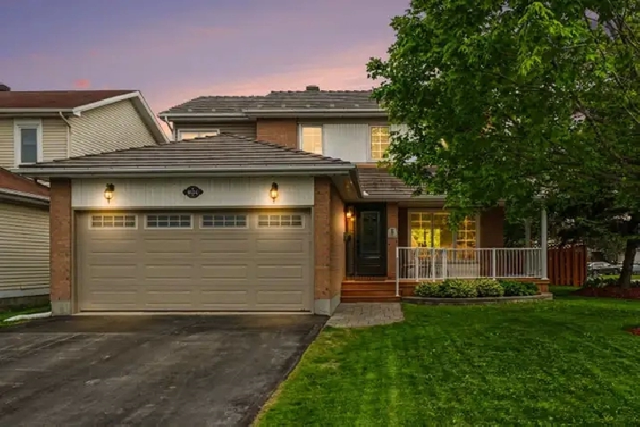 Chapel Hill South Detached Home w/Saltwater Pool & Corner Lot