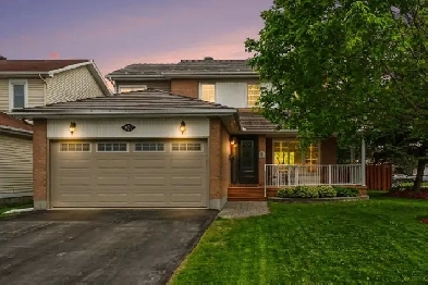 Chapel Hill South Detached Home w/Saltwater Pool & Corner Lot