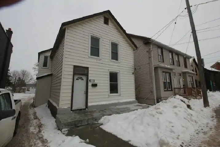 315 Montreal one bed available $850.00