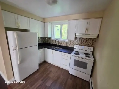 -= AVAILABLE NOW! 2 bedroom apt w/ balcony & Parking=-