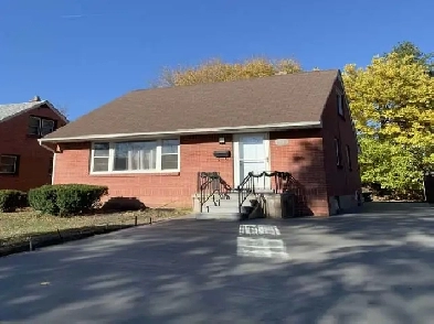 4Bed/ 2 Bath detached house from vicinity Ambassador plaza $2250