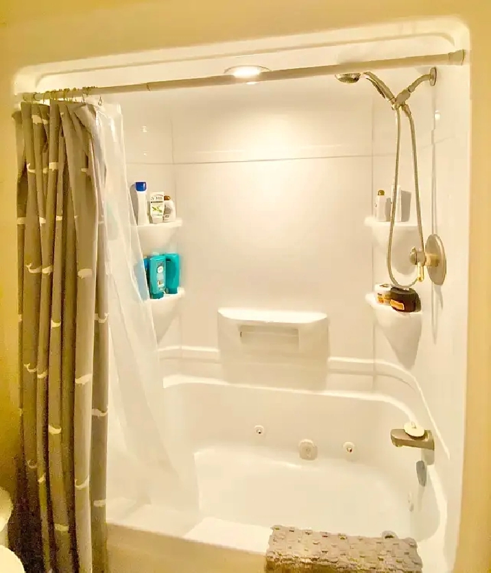 Room For Rent (On The Hill Uptown) Dog & Cat Friendly - Open Now