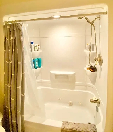 Room For Rent (On The Hill Uptown) Dog & Cat Friendly - Open Now