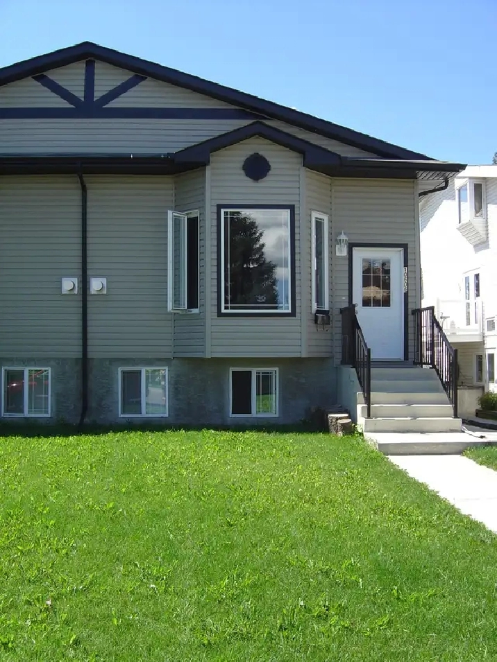 Beautiful Main Floor 3 bedroom and 2 bathroom for rent