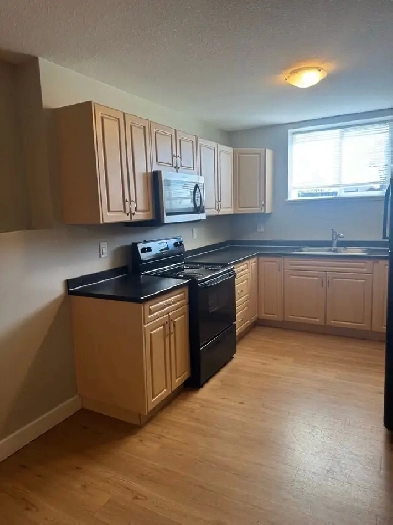 Clean & Modern 2 Bedroom Suite – Private Driveway & Laundry