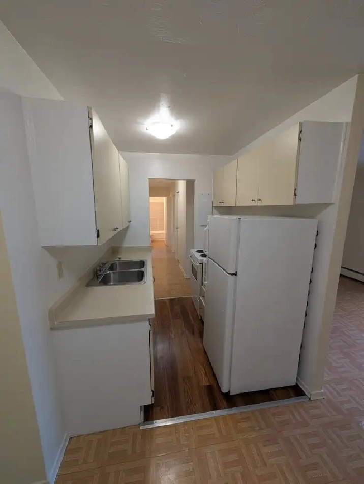 2 Bedroom Apt Available at 10 Veevers Dr, Hamilton!