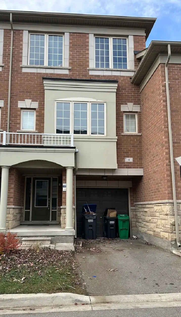 3 Bedroom Townhouse for Rent in Brampton (Steeles / Mavis)
