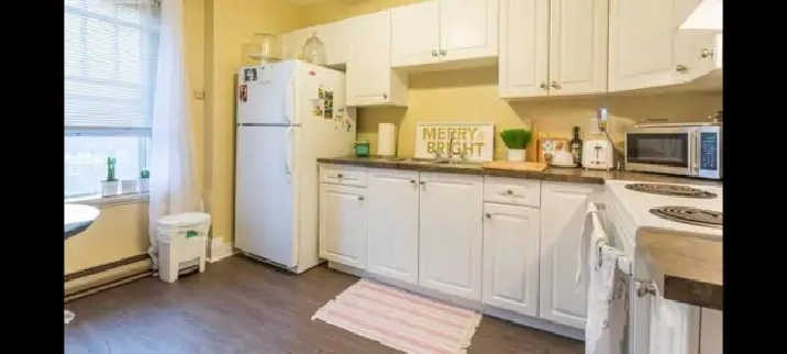 Upper unit, in an excellent location!