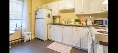 Upper unit, in an excellent location!