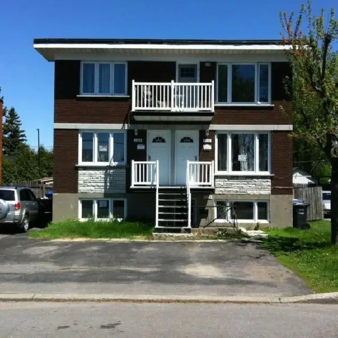 5 1/2 éclairé rez-de-chaussée - Triplex à Saint-Hubert/Longueuil