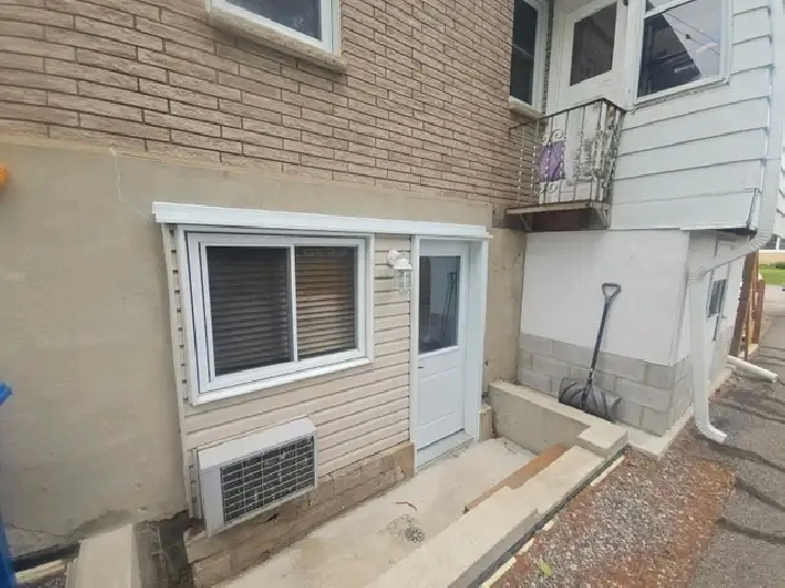 À LOUER – GRAND 3½ ENTIÈREMENT MEUBLÉ ET ÉQUIPÉ – DISPONIBLE