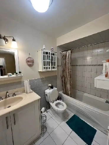 2 Rooms Close to Seneca for Females