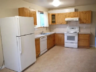 Beautiful 1200sf 3BR RENO'd main flr-5 min walk 2 LRT!