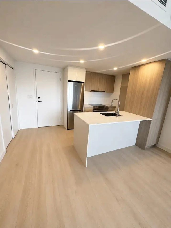 SUPERBE APPARTEMENT AU 7E ÉTAGE CENTROPOLIS LAVAL !! 3 1/2