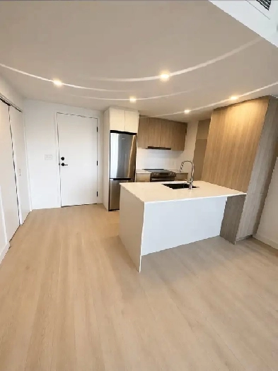 SUPERBE APPARTEMENT AU 7E ÉTAGE CENTROPOLIS LAVAL !! 3 1/2