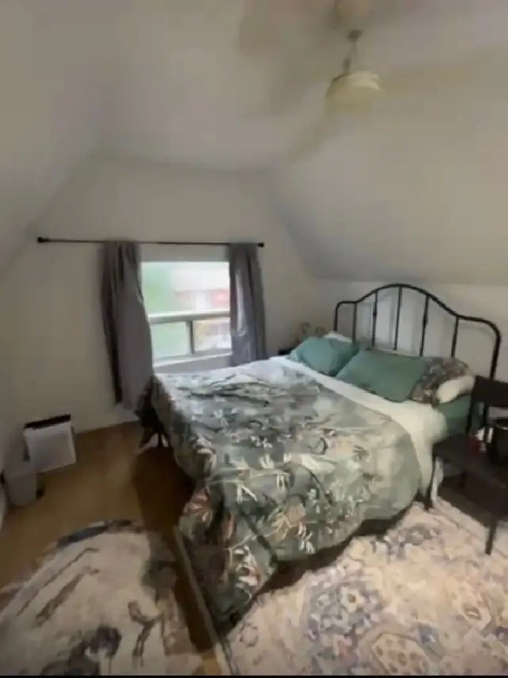 One Bedroom Apartment, steps to Subway