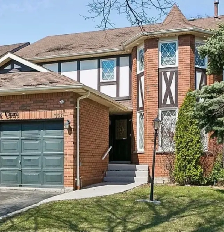 ROOM AVAILABLE FROM TODAY/ GIRLS/ MISSISSAUGA