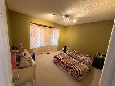 Bright & Spacious Bedroom for Rent – Available August 1