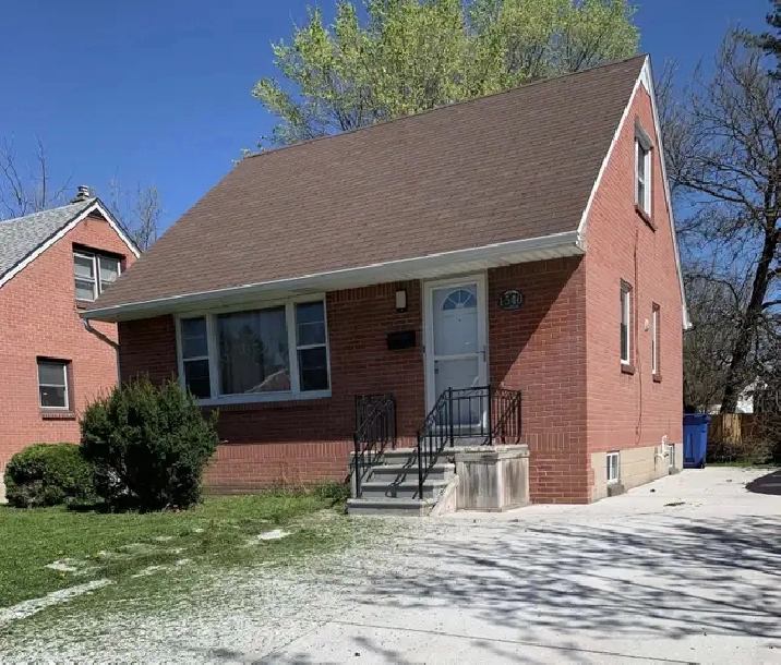 4Bed/2Bath detached house $1800 vicinity to Ambassador plaza
