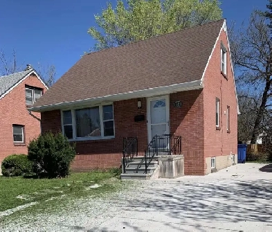 4Bed/2Bath detached house $1800 vicinity to Ambassador plaza