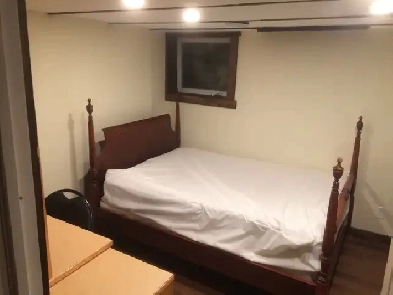 ROOM for rent / CHAMBRE a louer Universite de Moncton Sunny Brae