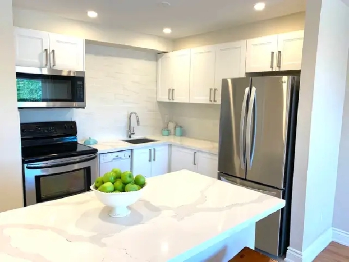 Lrge Exec 2-Storey 2 BR Condo @ Bloor St W & Royal York