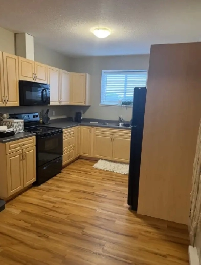 QUALITY NEWER 2 BEDROOM SUITE – PRIVATE DRIVEWAY & 6 APPLIANCES