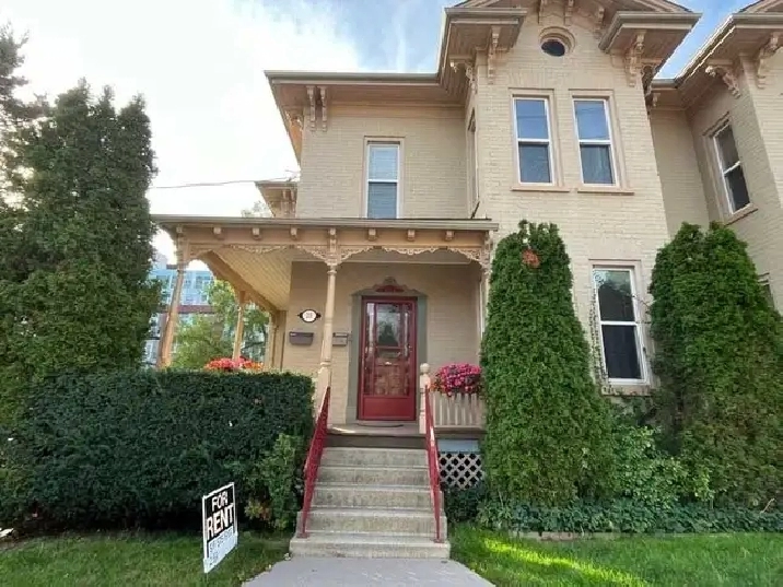 CHEERFUL, SPACIOUS 2BR IN HEART OF WATERLOO
