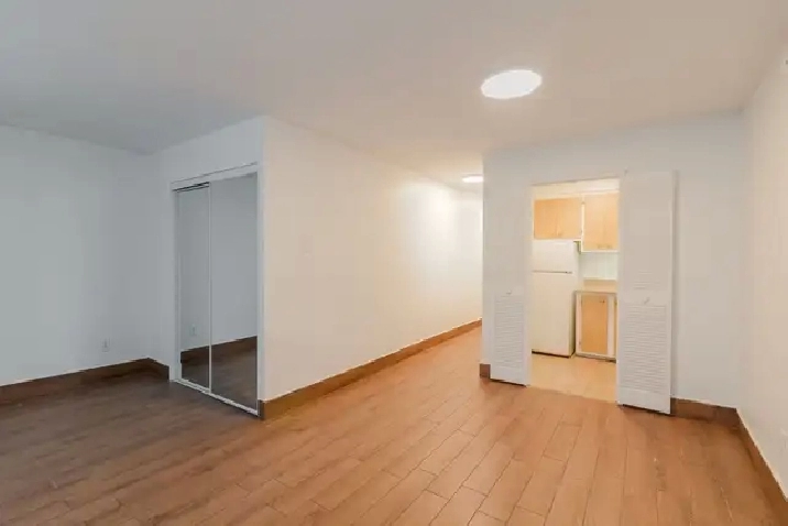 studio apartment with den available for September - ID 3434