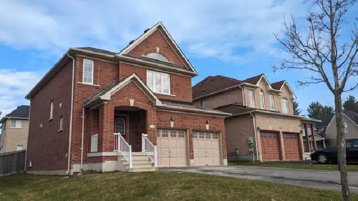 Stunning 3-BR Executive Detached Home in Southeast Barrie