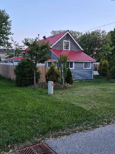 3 bedroom house for sale 1057 oak ave  Kingsville ont