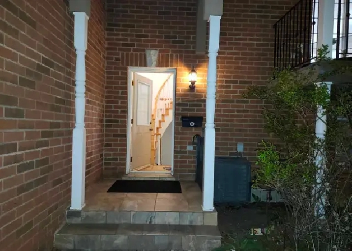 1 Large Room for Rent in 3-Storey Townhouse –Available June 2026